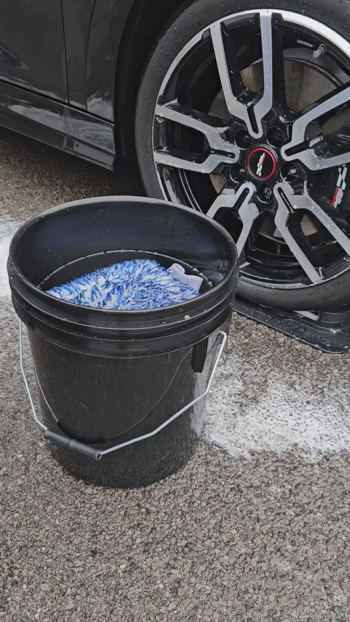 Labocosmetica Semper used in a bucket