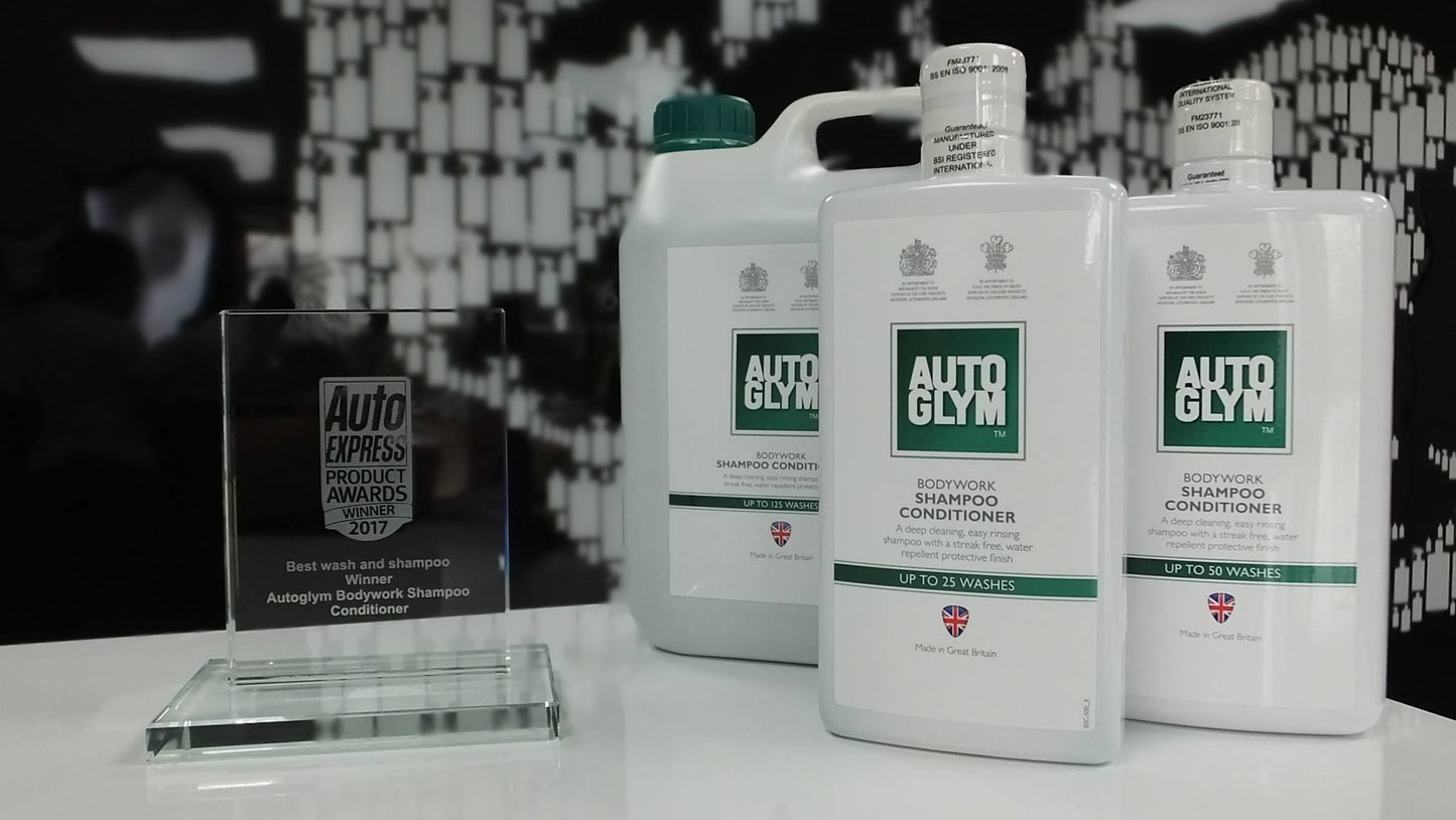 Auto Express Award. Autoglym Bodywork Shampoo Conditioner. White Bottle with green label. Hydrophobic film shampoo. 500ml. Autoglym Cork Ireland. Blue bucket with green shampoo in cap. waterhose