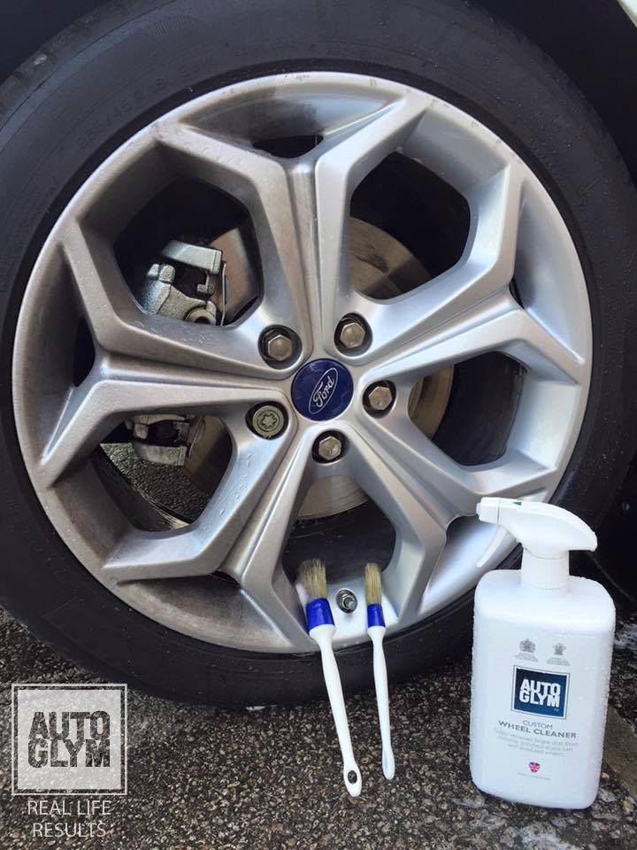 Autoglym Custom Wheel Cleaner Set. Wheel Cleaner Spray Bottle and 2 brushes. Ford Mondeo wheel.